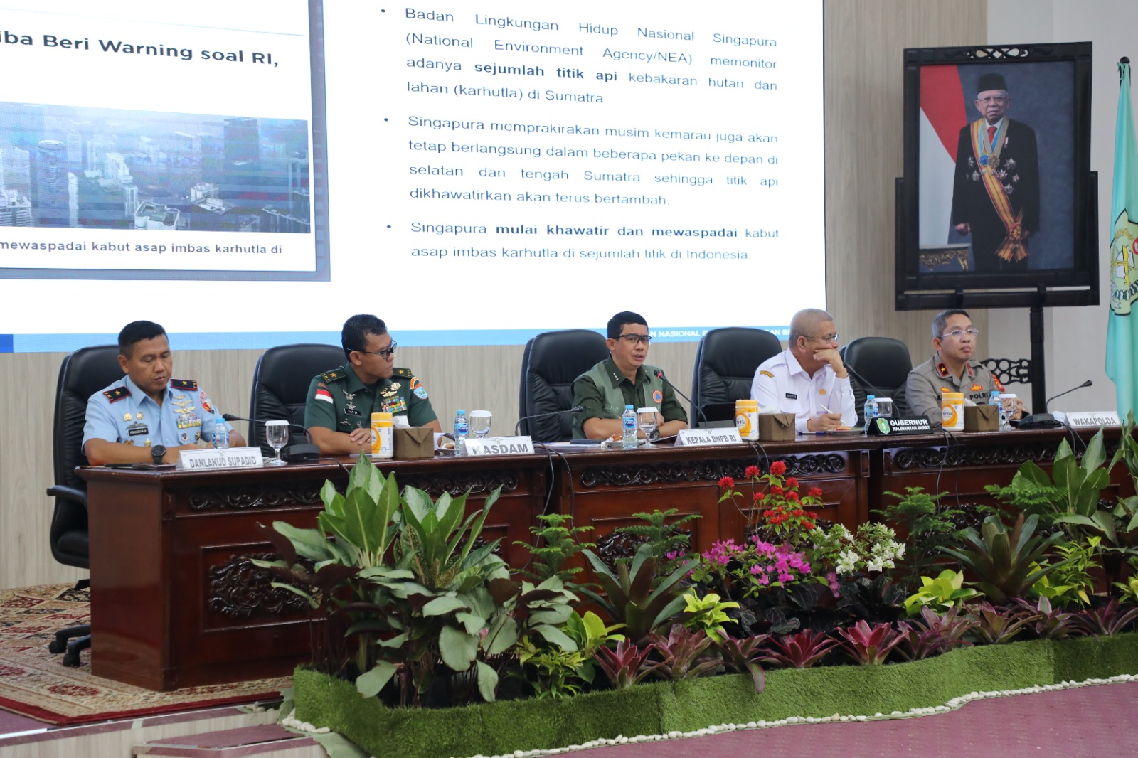 (dari kiri ke kanan) Komandan Lanud Supadio Marsma TNI Prasetiya Halim, S.H., Kepala Staf Kodam XII/Tanjungpura Brigjen TNI Yufti Senjaya, S.E., M.Si, Kepala BNPB Letjen TNI Suharyanto, S.Sos., M.M, Pj Gubernur Kalimantan Barat dr. Harisson Azroi, M.Kes dan Wakil Kapolda Kalimantan Barat Brigjen Roma Hutajulu pada Rapat Koordinasi Penanganan Darurat Bencana Asap Akibat Kebakaran Hutan dan Lahan di Kalimantan Barat Tahun 2023 di Balai Petitih Kantor Gubernur Kalimantan Barat, Rabu, (20/9).
